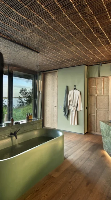 bath, lolebezi, lower zambezi national park, zambia