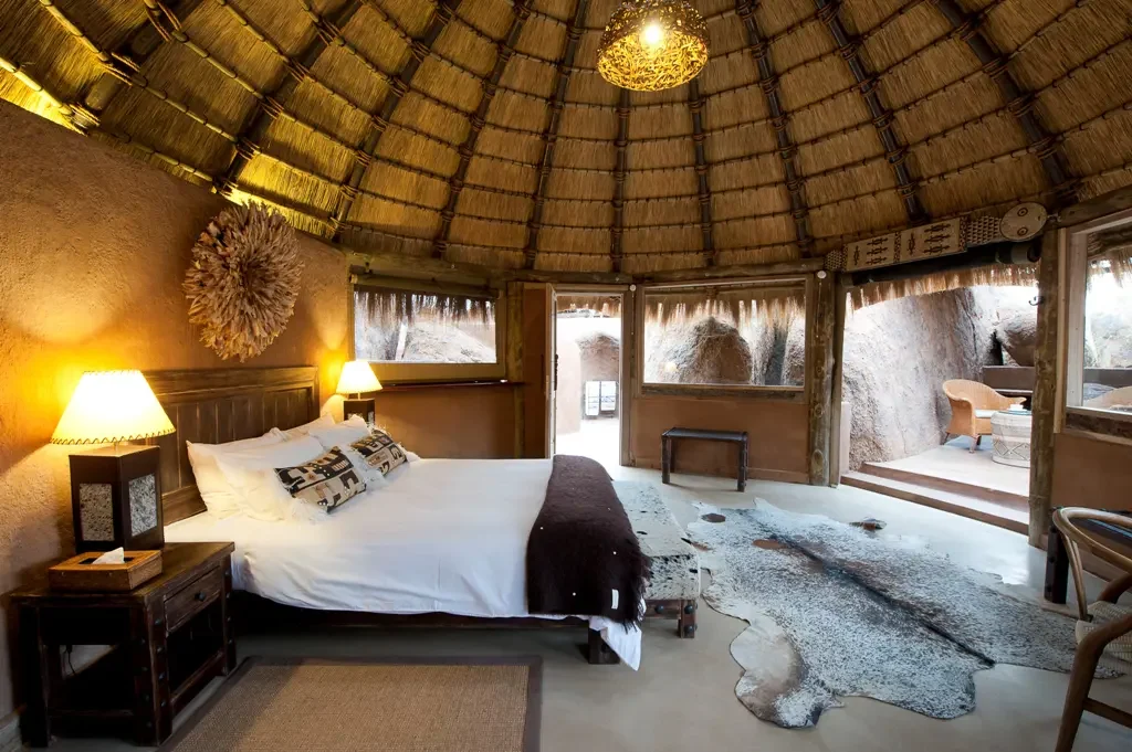 16. MO Mini Suite Interior