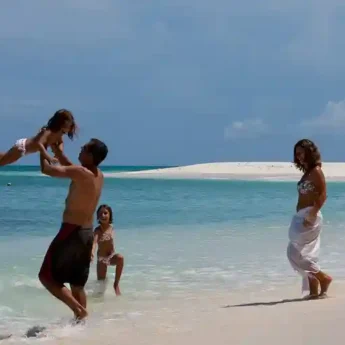 Family-on-beach-Seychelles